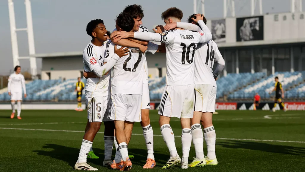 Jugadores del Real Madrid Castilla celebrando el partido ante el Barakaldo