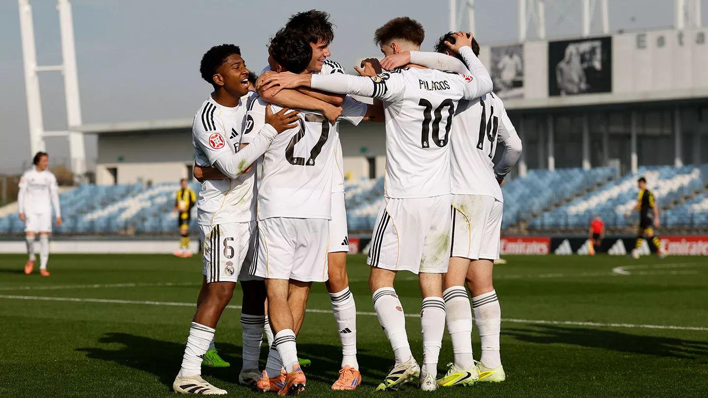 Jugadores del Real Madrid Castilla celebrando el partido ante el Barakaldo