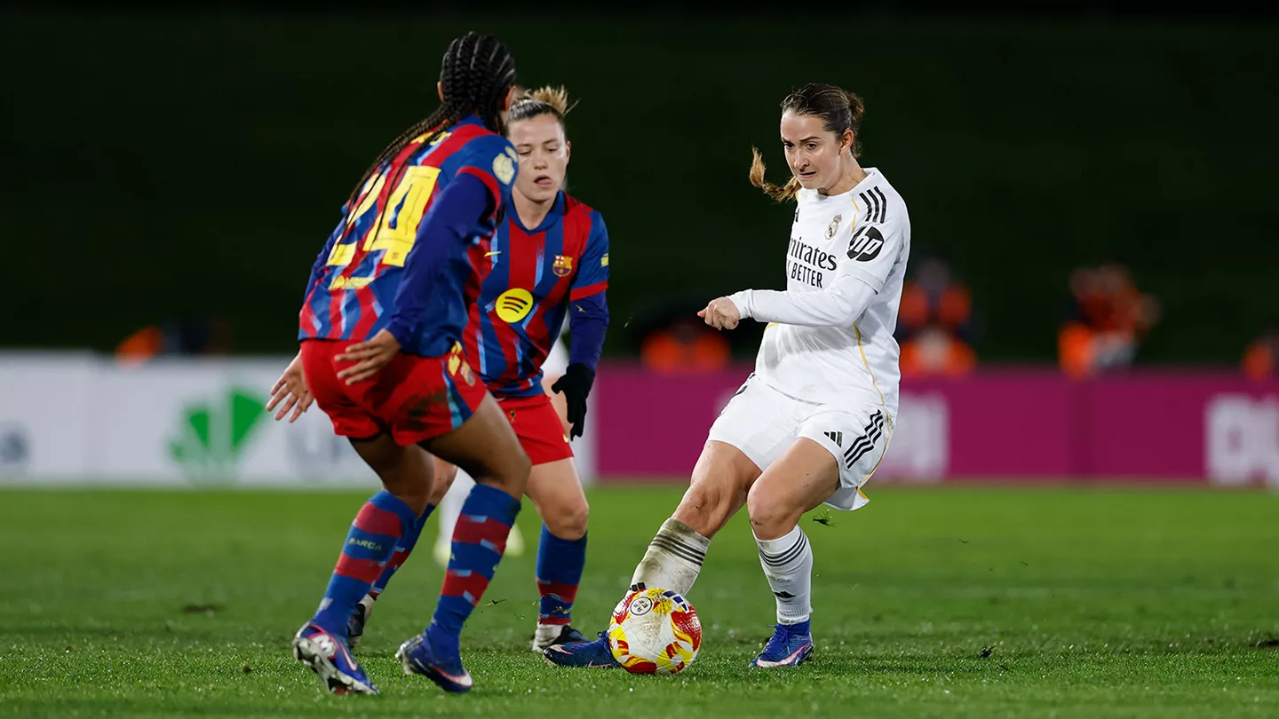 Real Madrid Femenino compitiendo ante el Barcelona en Copa de la Reina