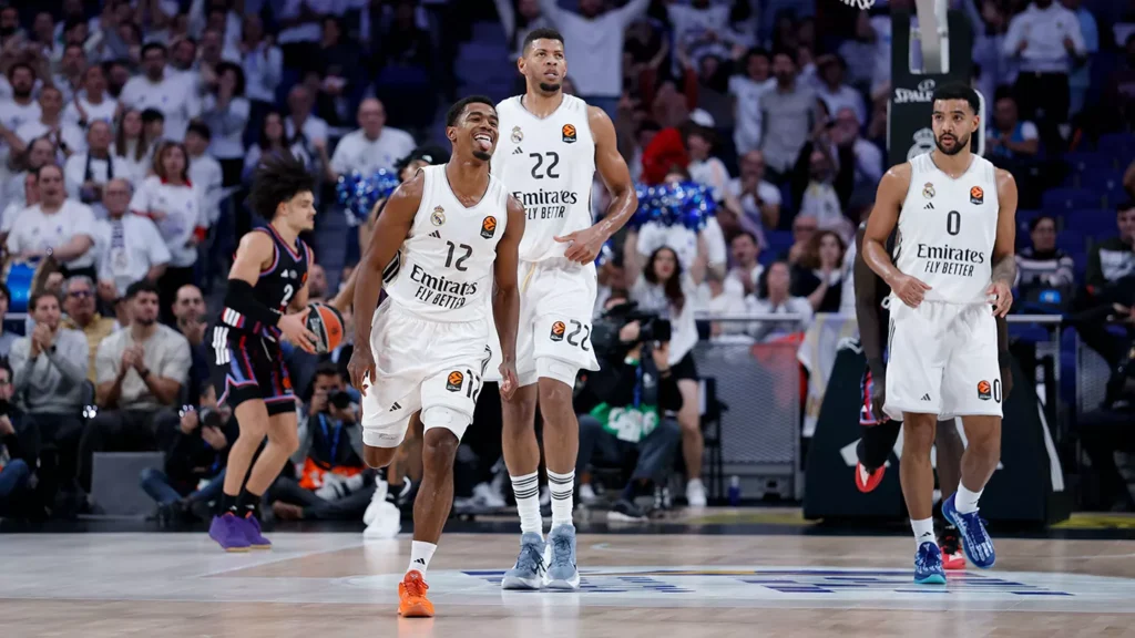 Jugadores del Real Madrid Baloncesto ante Paris Basketball en Euroliga