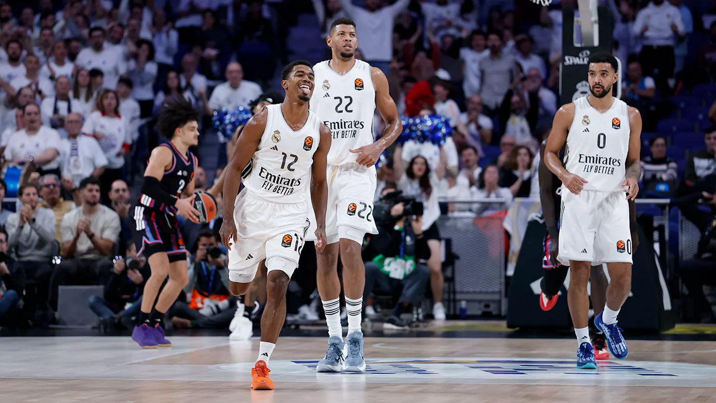 Jugadores del Real Madrid Baloncesto ante Paris Basketball en Euroliga