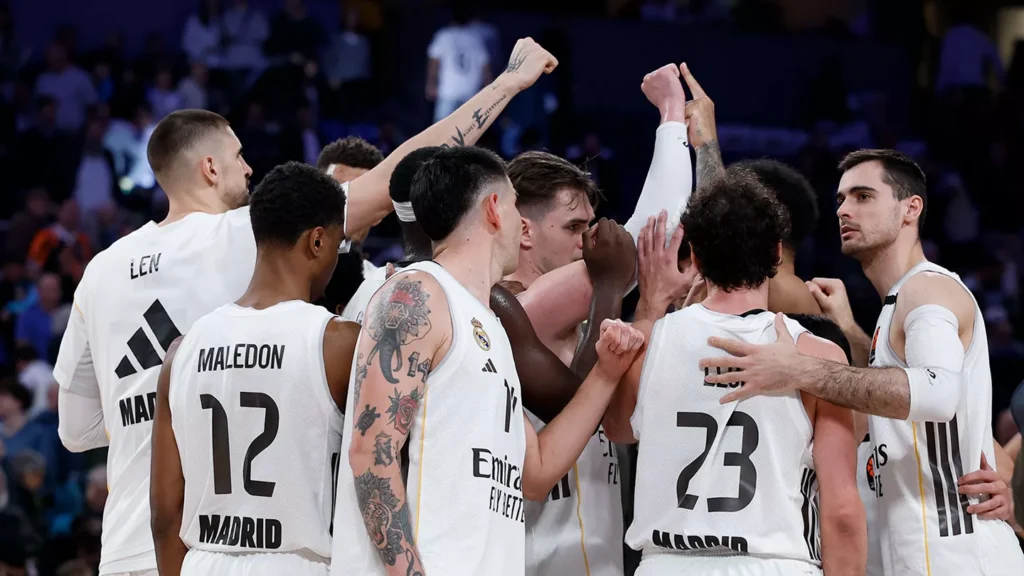 Real Madrid Baloncesto jugando ante Valencia Basket en el Movistar Arena