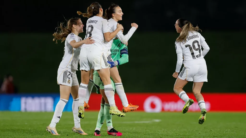 Jugadoras del Real Madrid Femenino durante el partido contra el Paris FC en la UWCL